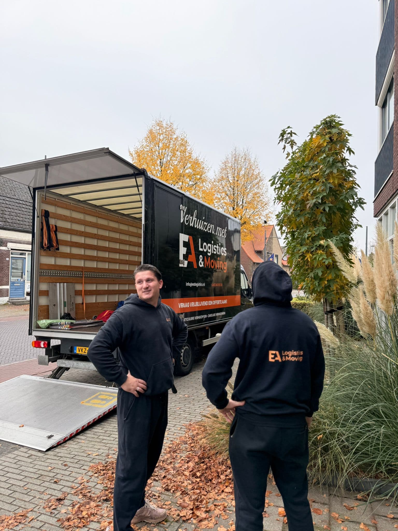 Medewerkers van EA Logistics & Moving laden in verhuisbus