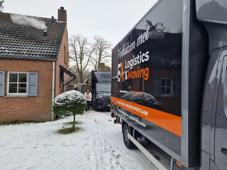 Verhuiswagen van EA Logistics & Moving geparkeerd