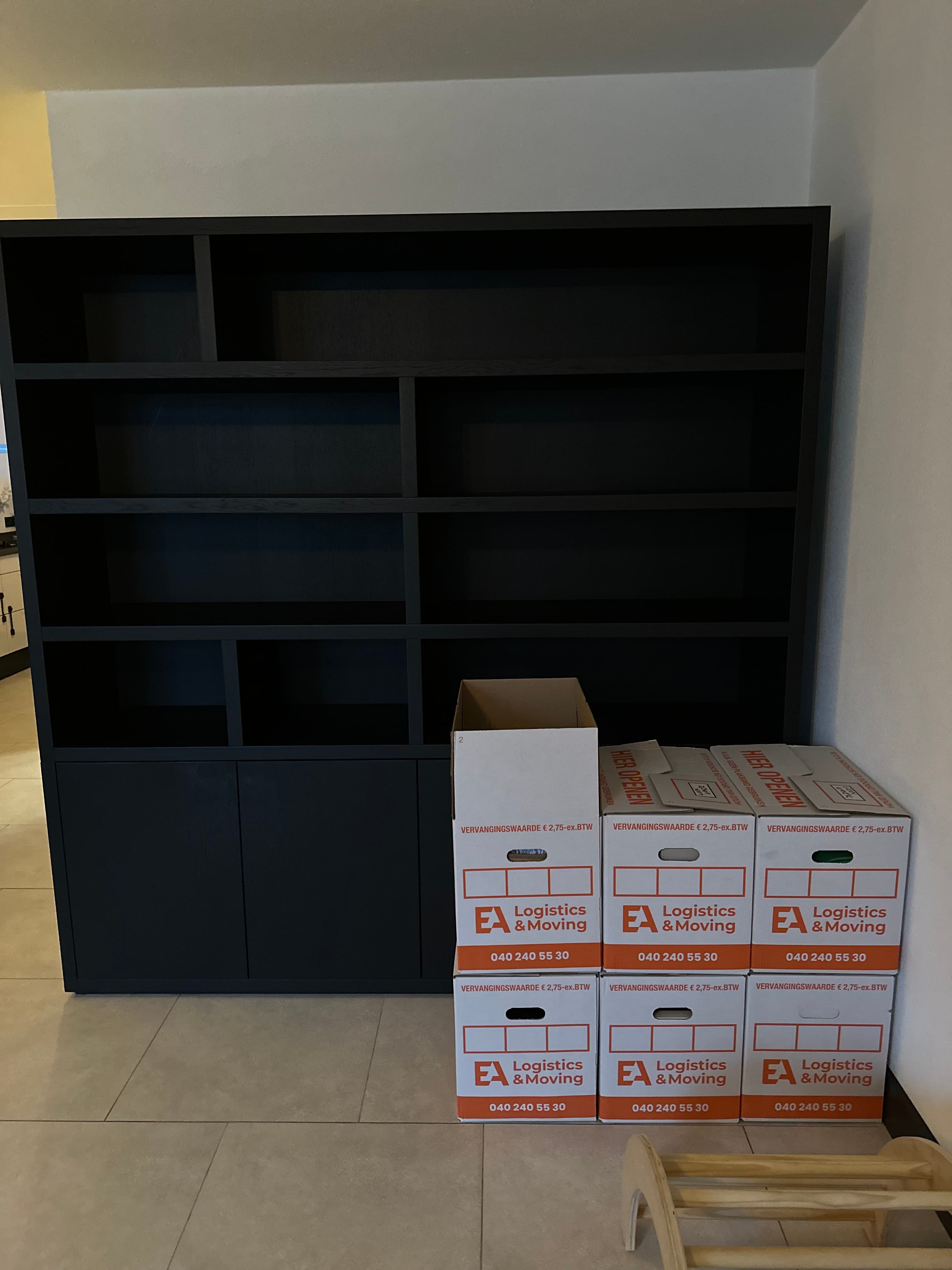 Verhuisdozen van EA Logistics & Moving voor een kast